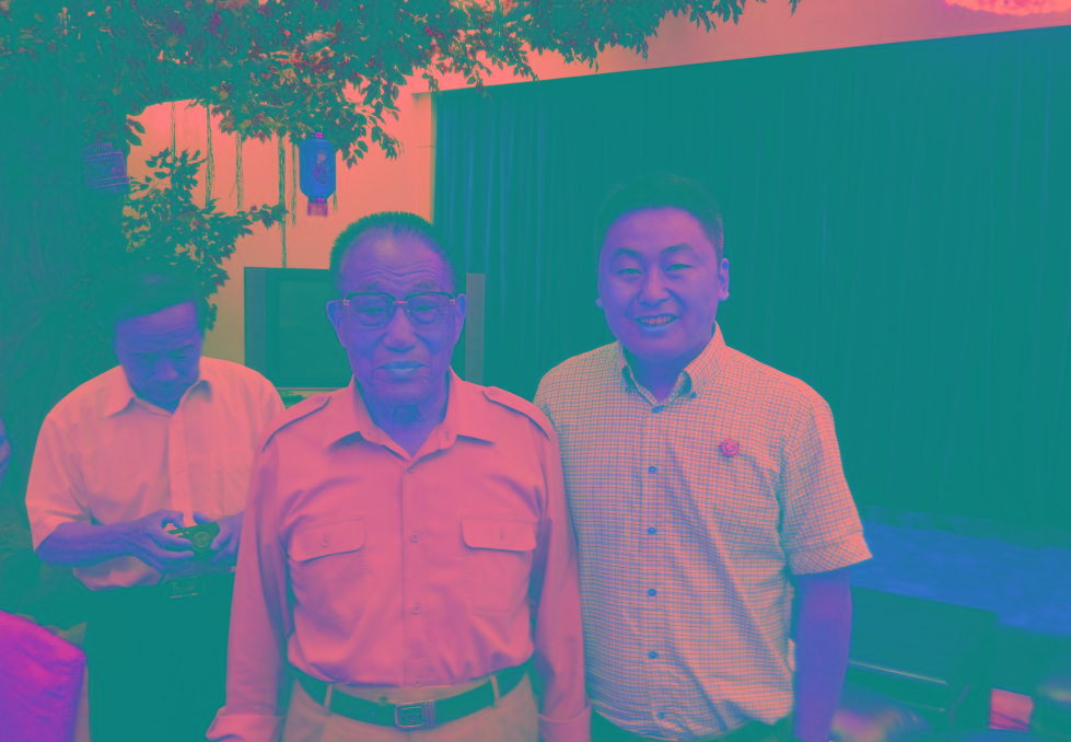 與時任中央軍委副主席曹剛川上將合影留念。